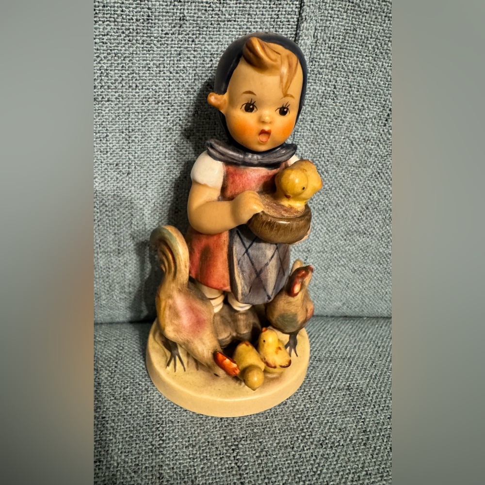 Authentic Vintage from the 1960s 1970
Goebel Hummel figurine "Feeding Time TMK-3